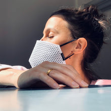 Laden Sie das Bild in den Galerie-Viewer, COV-R-IT "white", FFP2 Masken Cover/ Überzug. stylisch, luftdurchlässig, wiederverwendbar, waschbar.