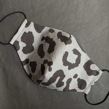 Laden Sie das Bild in den Galerie-Viewer, "Leo" Maske mit Gummi um die Ohren, Gesichtsmaske aus angenehmer Perkal Baumwolle