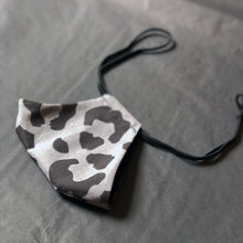 Laden Sie das Bild in den Galerie-Viewer, "Leo" Maske mit Gummi um den Hals, Gesichtsmaske aus angenehmer Perkal Baumwolle