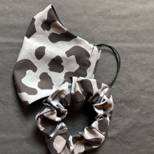 Load image into Gallery viewer, Maske + Scrunchie (verschiedene Varianten), Gesichtsmaske "Leo" mit passendem Scrunchie Haargummi aus angenehmer Perkal Baumwolle