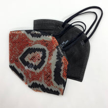 Laden Sie das Bild in den Galerie-Viewer, COV-R-IT "reptile" + 2xFFP2 Masken schwarz, FFP2 Masken Cover/ Überzug. stylisch, luftdurchlässig, wiederverwendbar, waschbar.